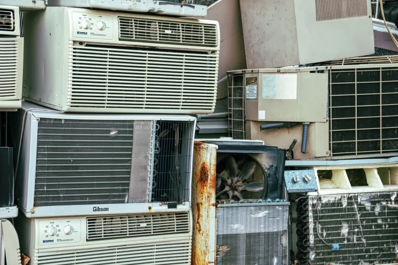 Estação Chuvosa e Climatização: Como a Umidade do Clima Brasileiro Destrói Equipamentos por Dentro