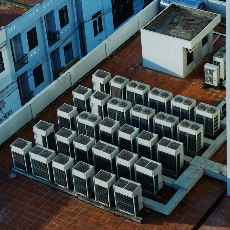 Ventilação Natural e Ar-Condicionado Trabalhando Juntos: A Estratégia Híbrida que Pode Reduzir Sua Conta de Energia em até 40%
